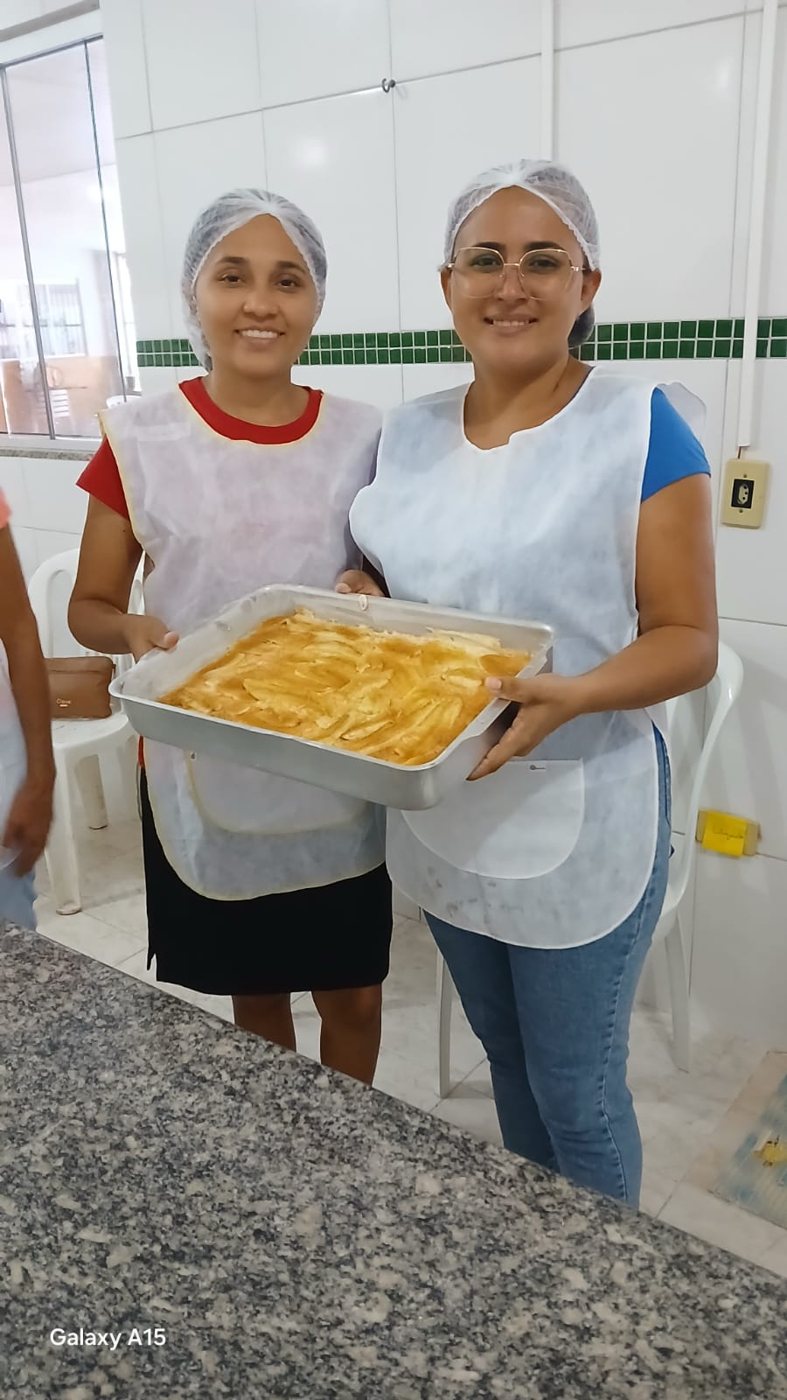 Participantes apresentando produção de oficina de culinária