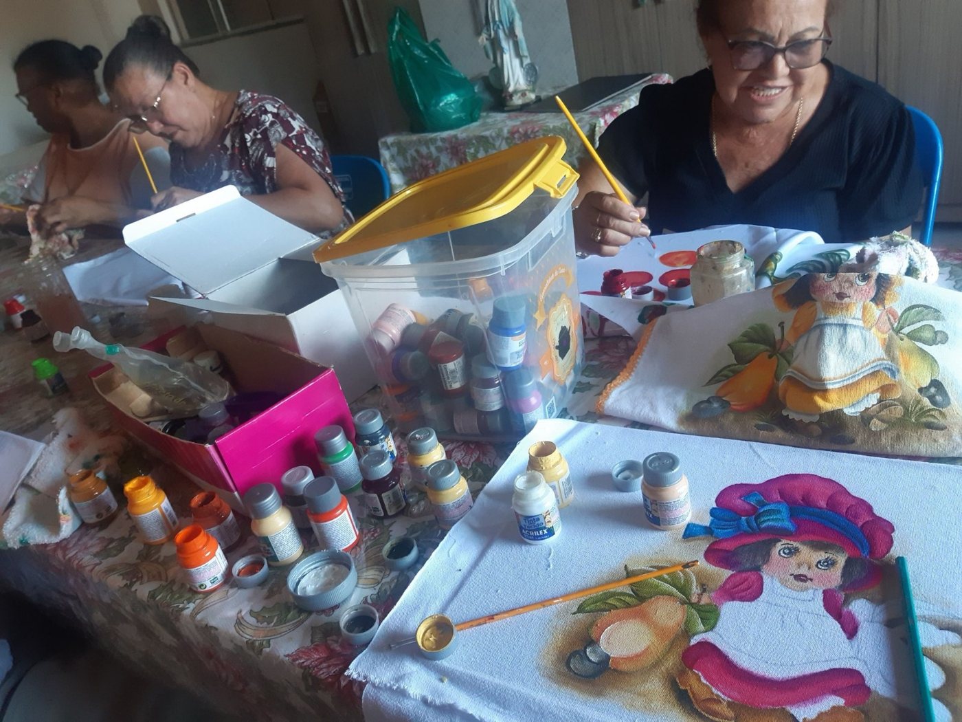 Participantes em atividade de artesanato