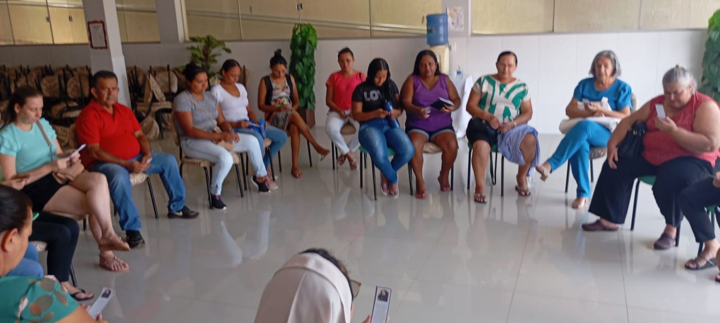 Grupo reunido em roda de conversa