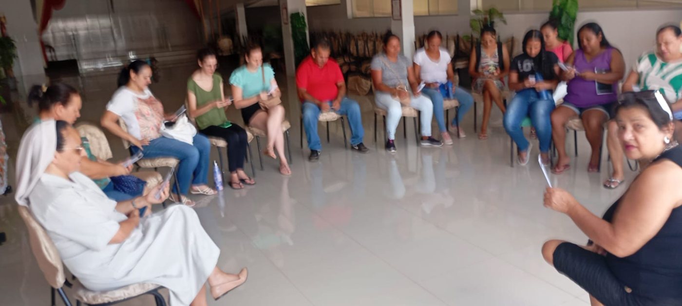 Participantes reunidos em atividade de convivência